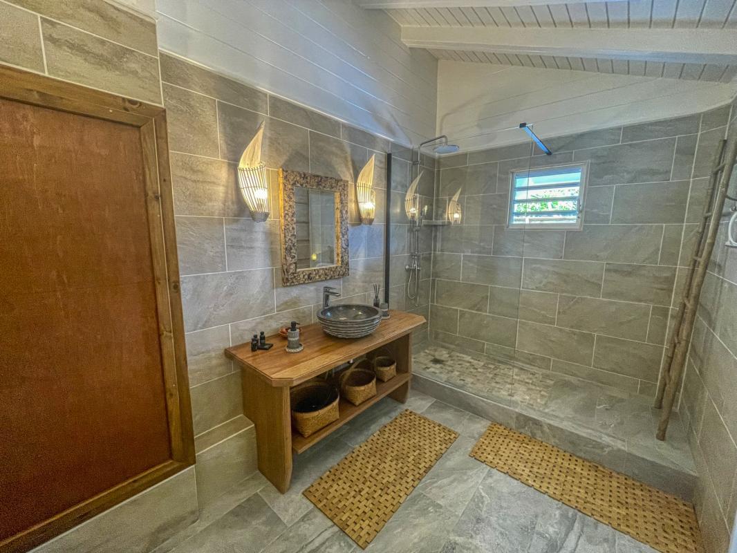 33. Location villa piscine proche plage Deshaies Guadeloupe_Chambre 1